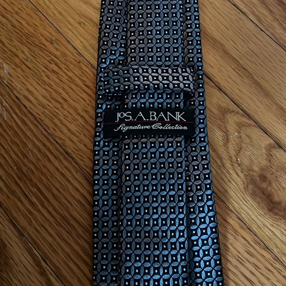 Jos. A. Bank Signature Collection 100% Silk Tie - Picture 1 of 2